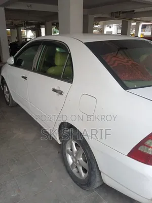 টয়োটা করোল্লা ২০০৪ সাদা
