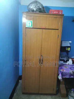 কাপড় রাখার আল‌মিরা