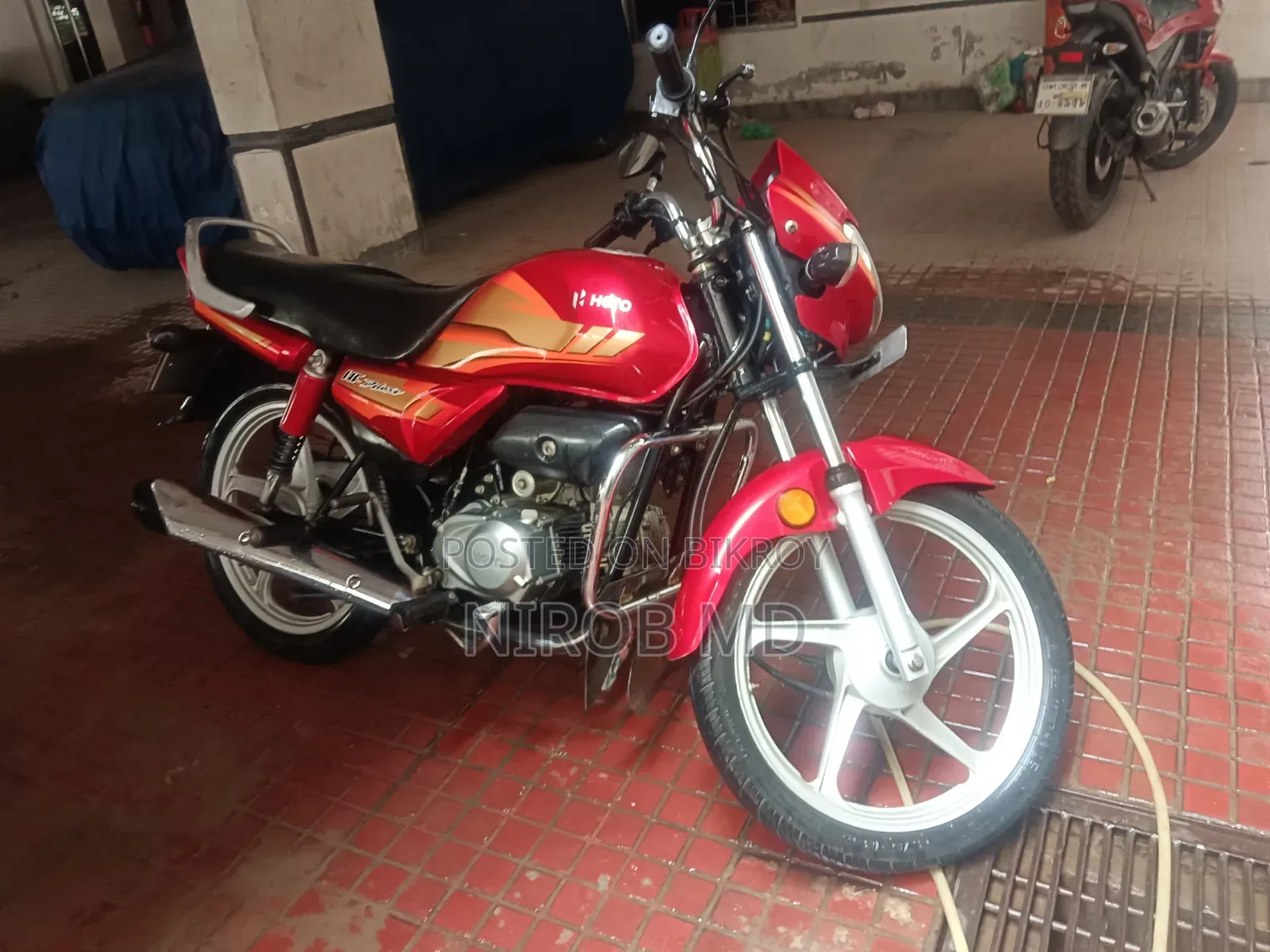 হিরো এইচএফ ডিলাক্স ২০২২ লাল