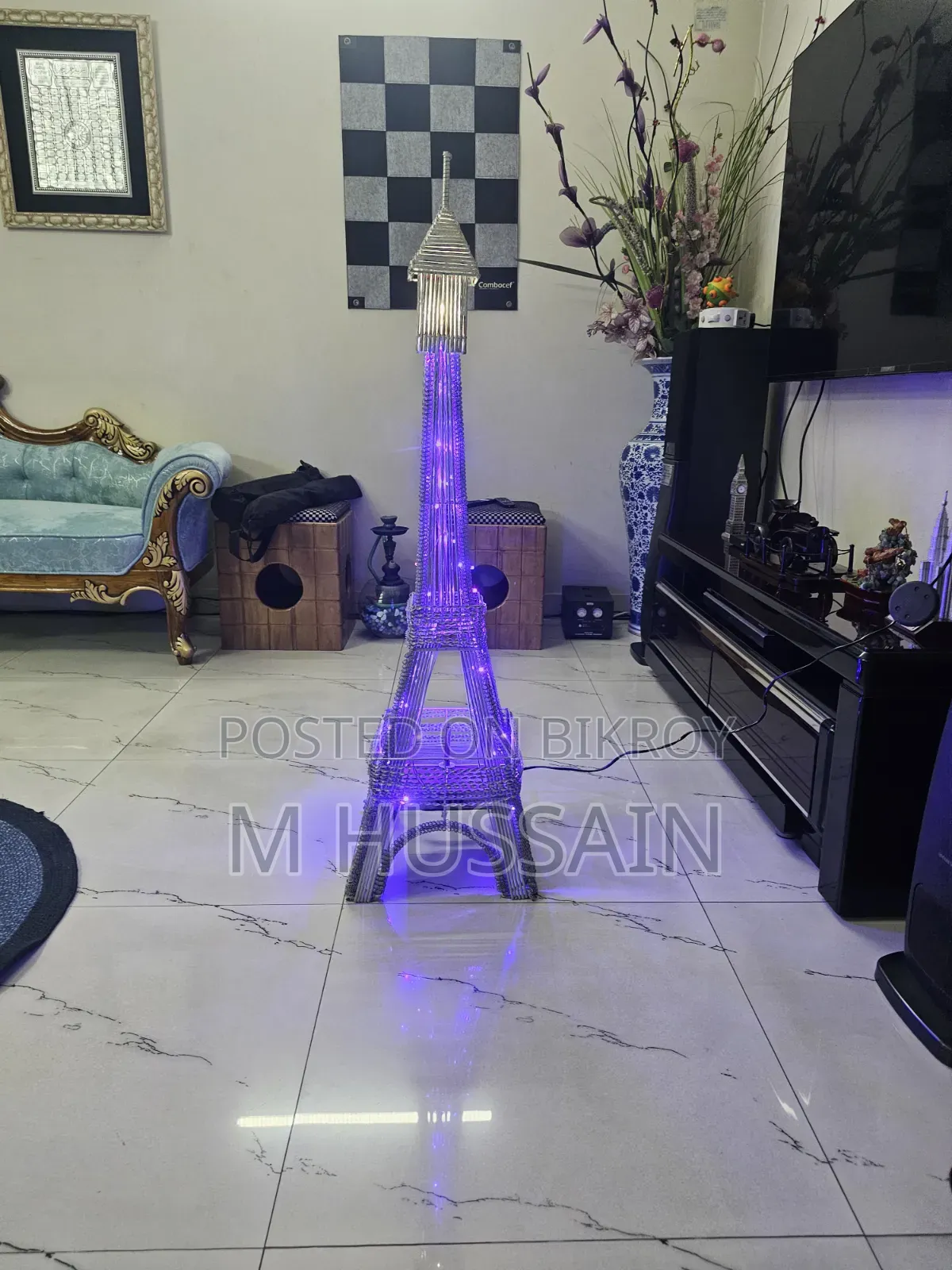 রঙিন আলো সহ আইফেল টাওয়ার
