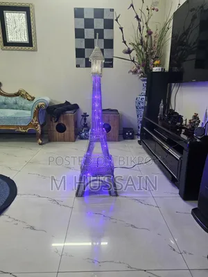 রঙিন আলো সহ আইফেল টাওয়ার
