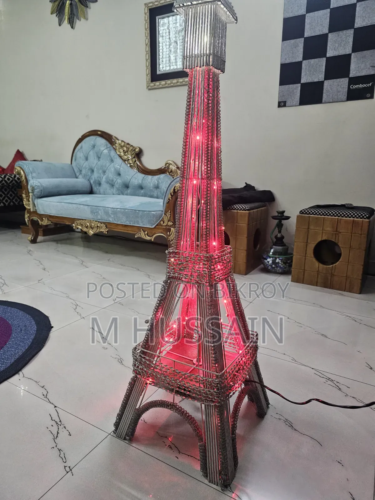 রঙিন আলো সহ আইফেল টাওয়ার