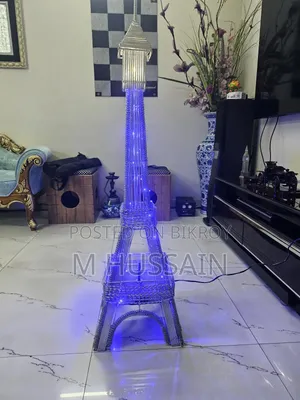 রঙিন আলো সহ আইফেল টাওয়ার