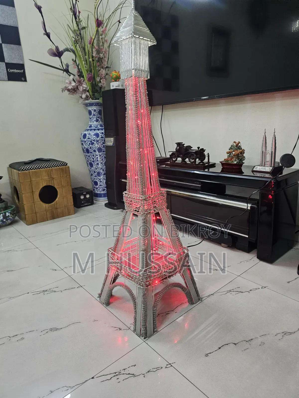রঙিন আলো সহ আইফেল টাওয়ার