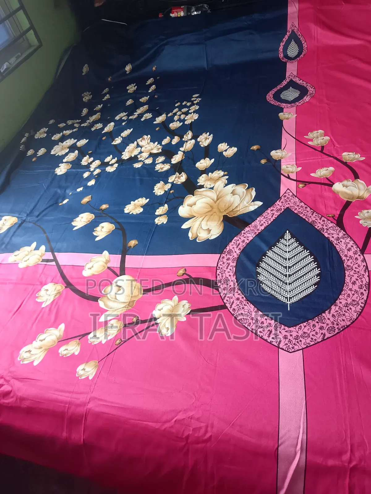 এক ফুলের পেনেল বেড শীট।