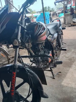 বাজাজ ডিসকভার ১০০ ২০১৬ কালো