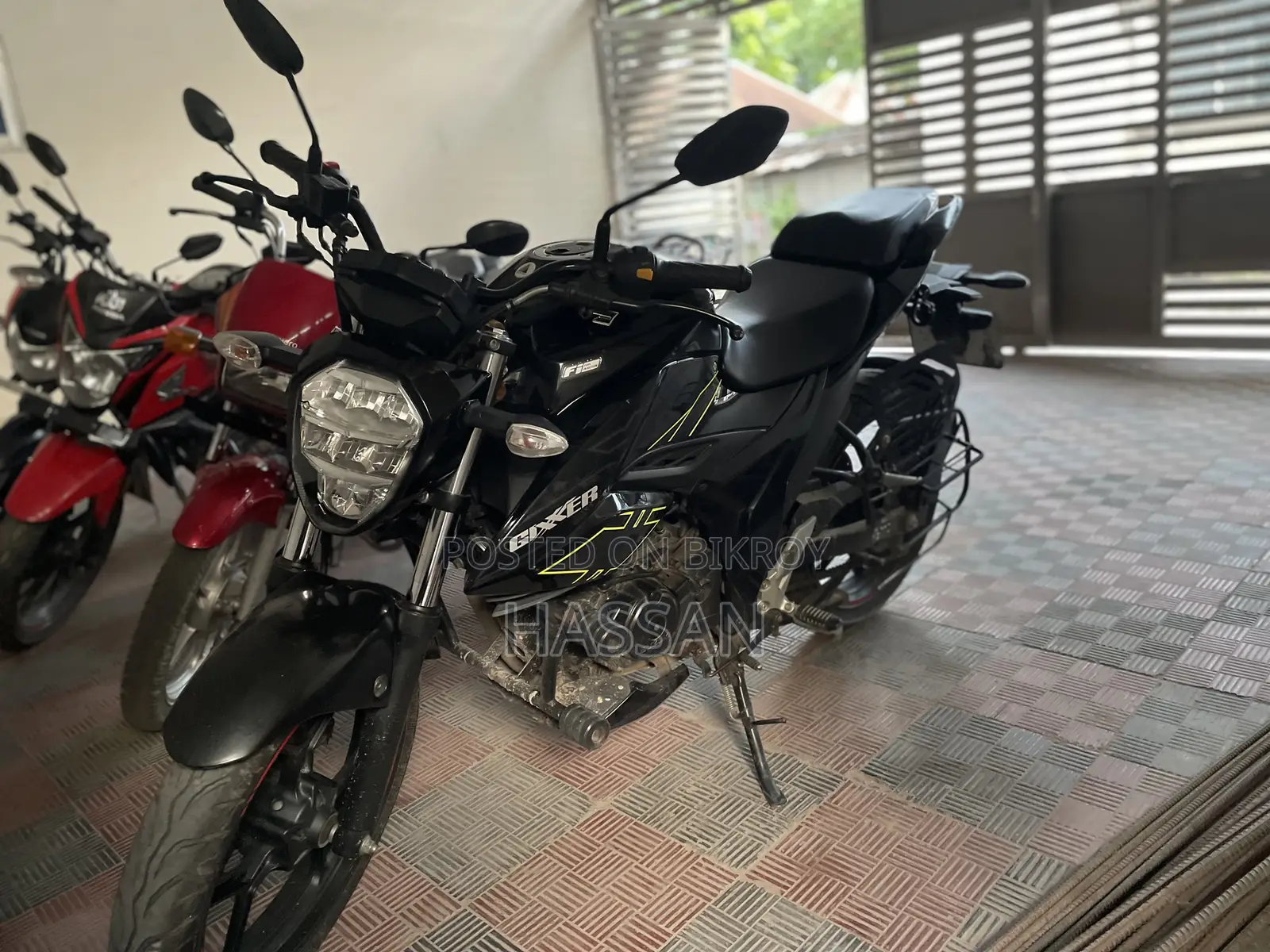 সুজুকি জিক্সার ২০২৪ কালো
