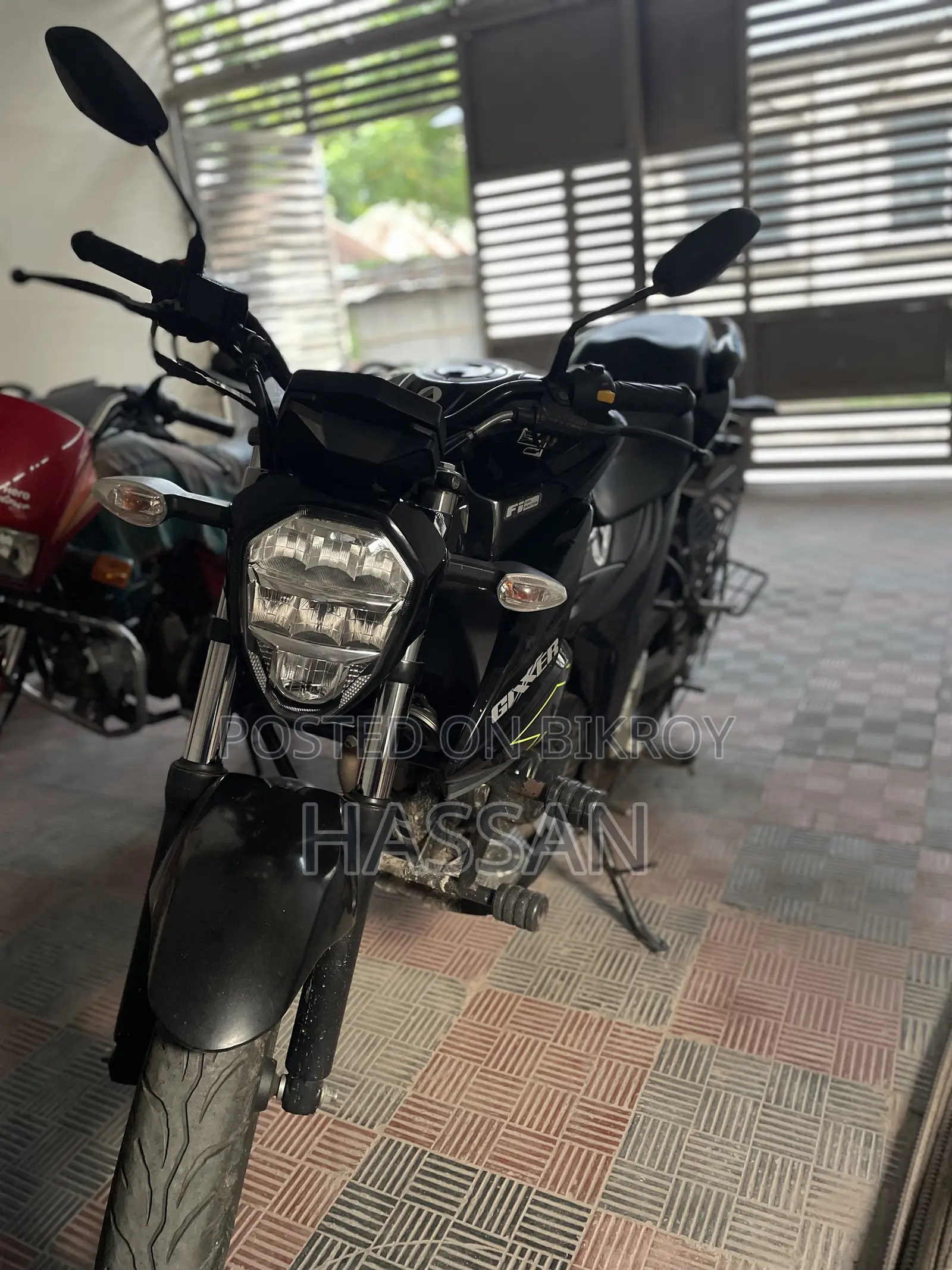 সুজুকি জিক্সার ২০২৪ কালো