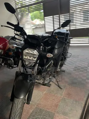 সুজুকি জিক্সার ২০২৪ কালো