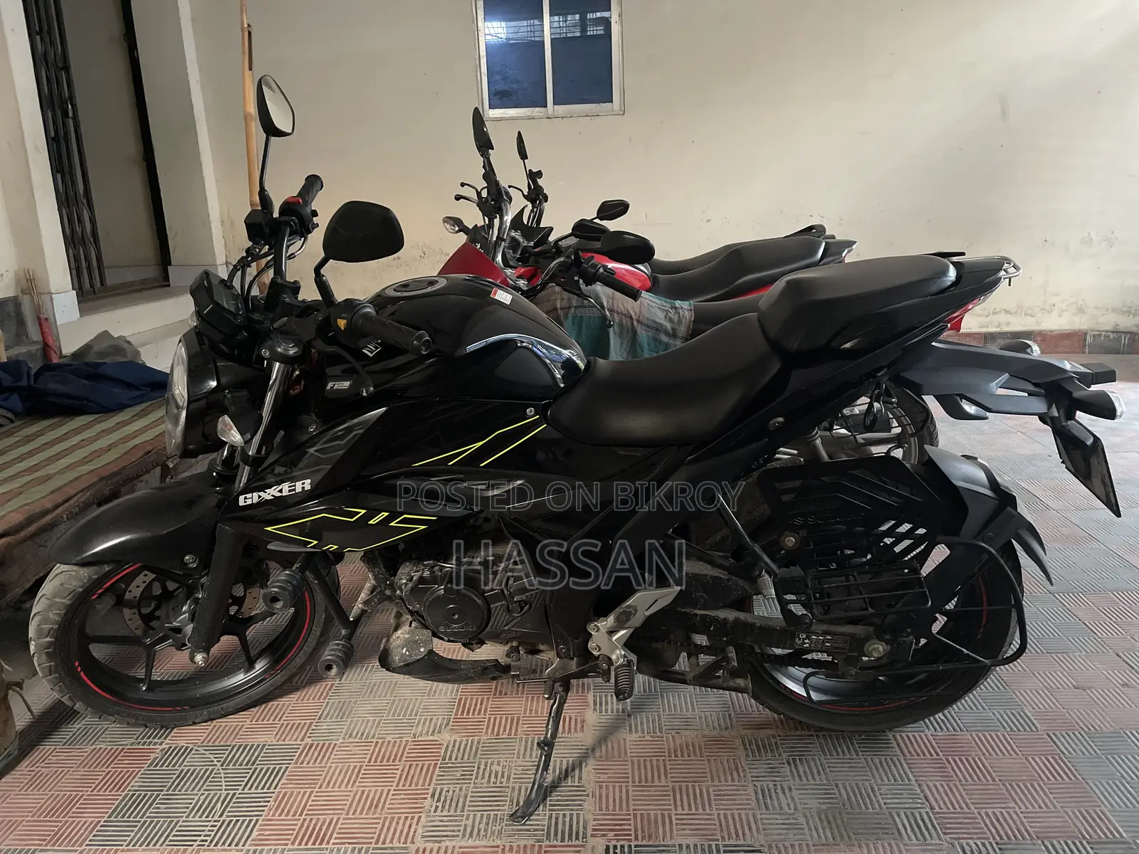 সুজুকি জিক্সার ২০২৪ কালো
