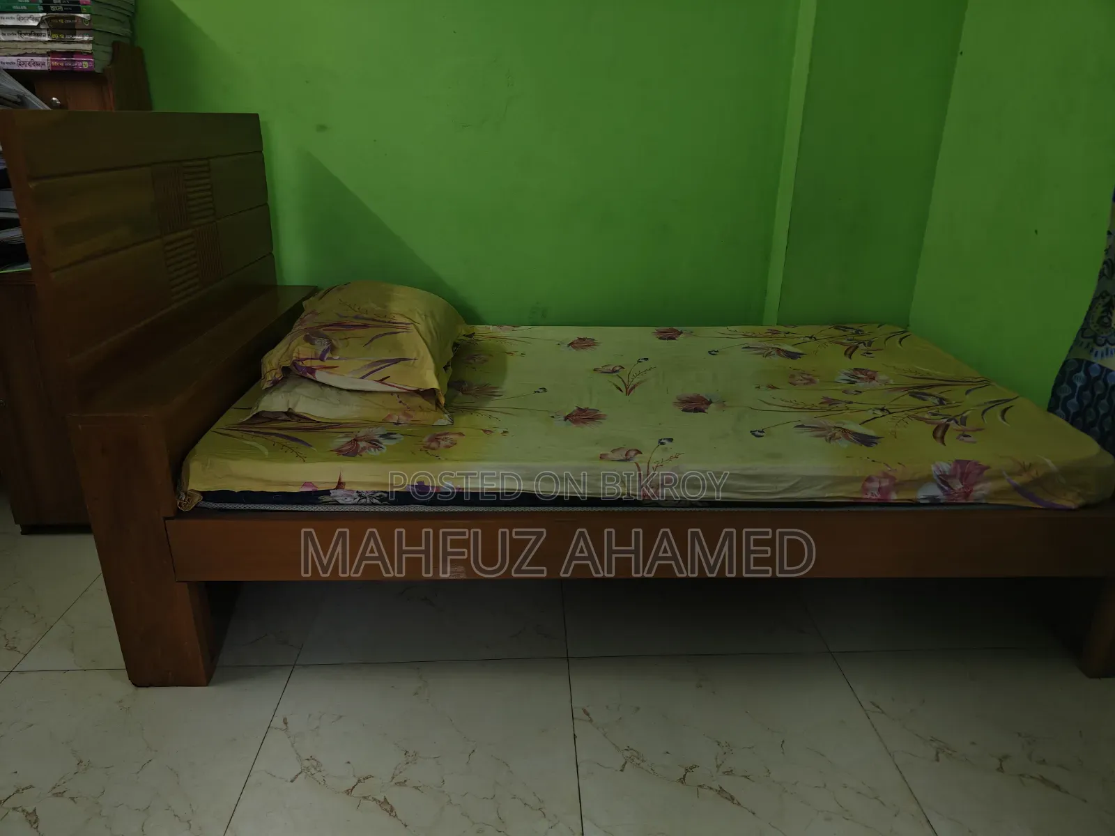 ম্যাট্রেস সহ কাঠের সিঙ্গেল বিছানা