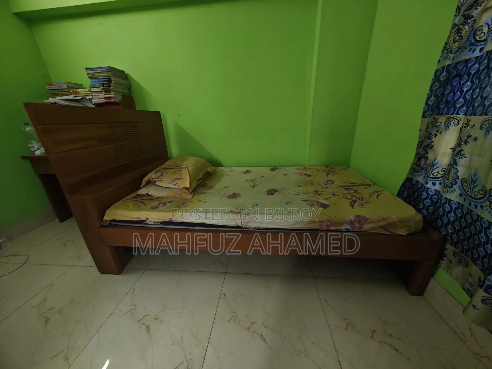 ম্যাট্রেস সহ কাঠের সিঙ্গেল বিছানা