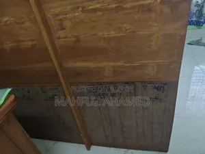 ম্যাট্রেস সহ কাঠের সিঙ্গেল বিছানা