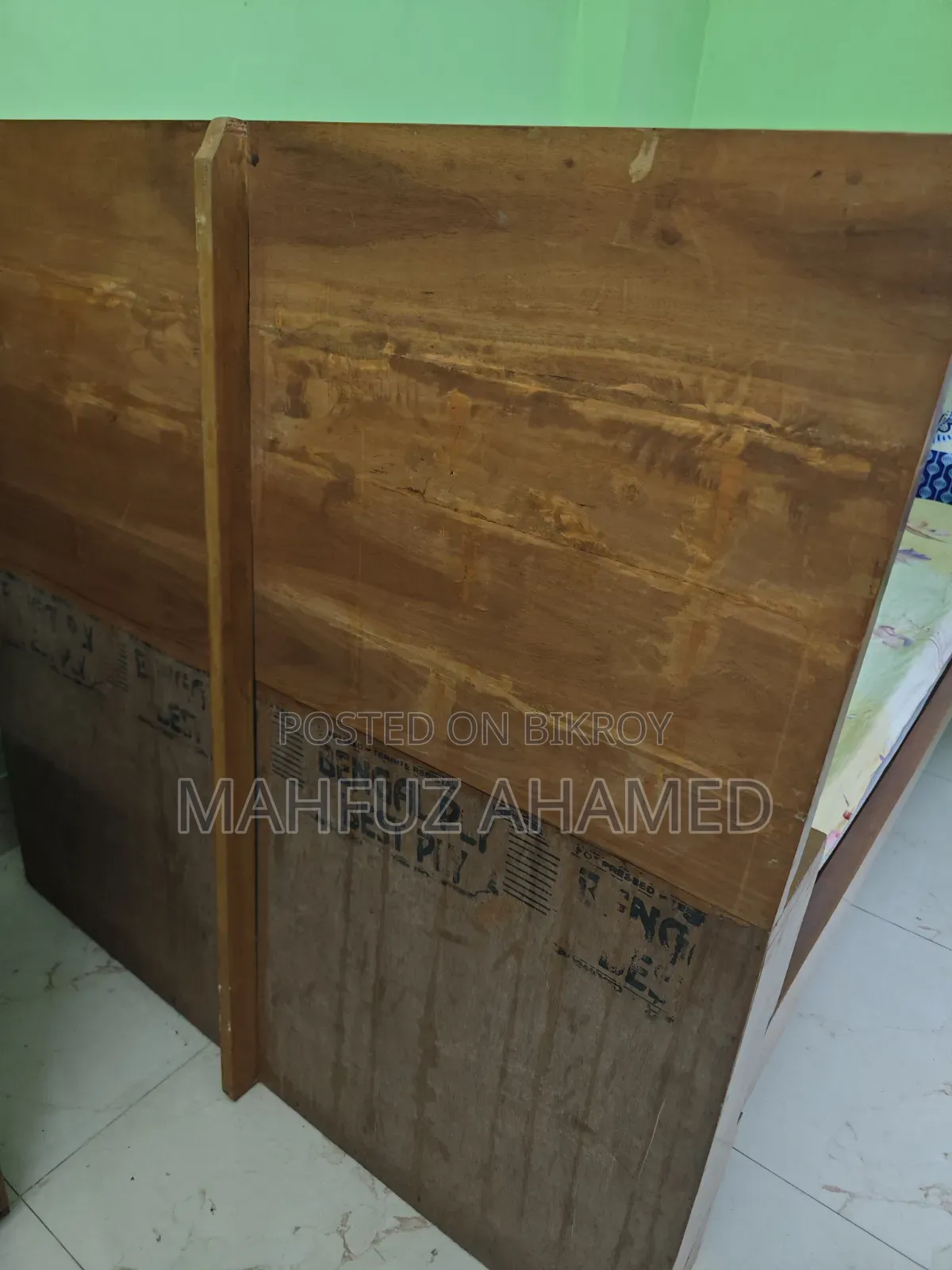 ম্যাট্রেস সহ কাঠের সিঙ্গেল বিছানা