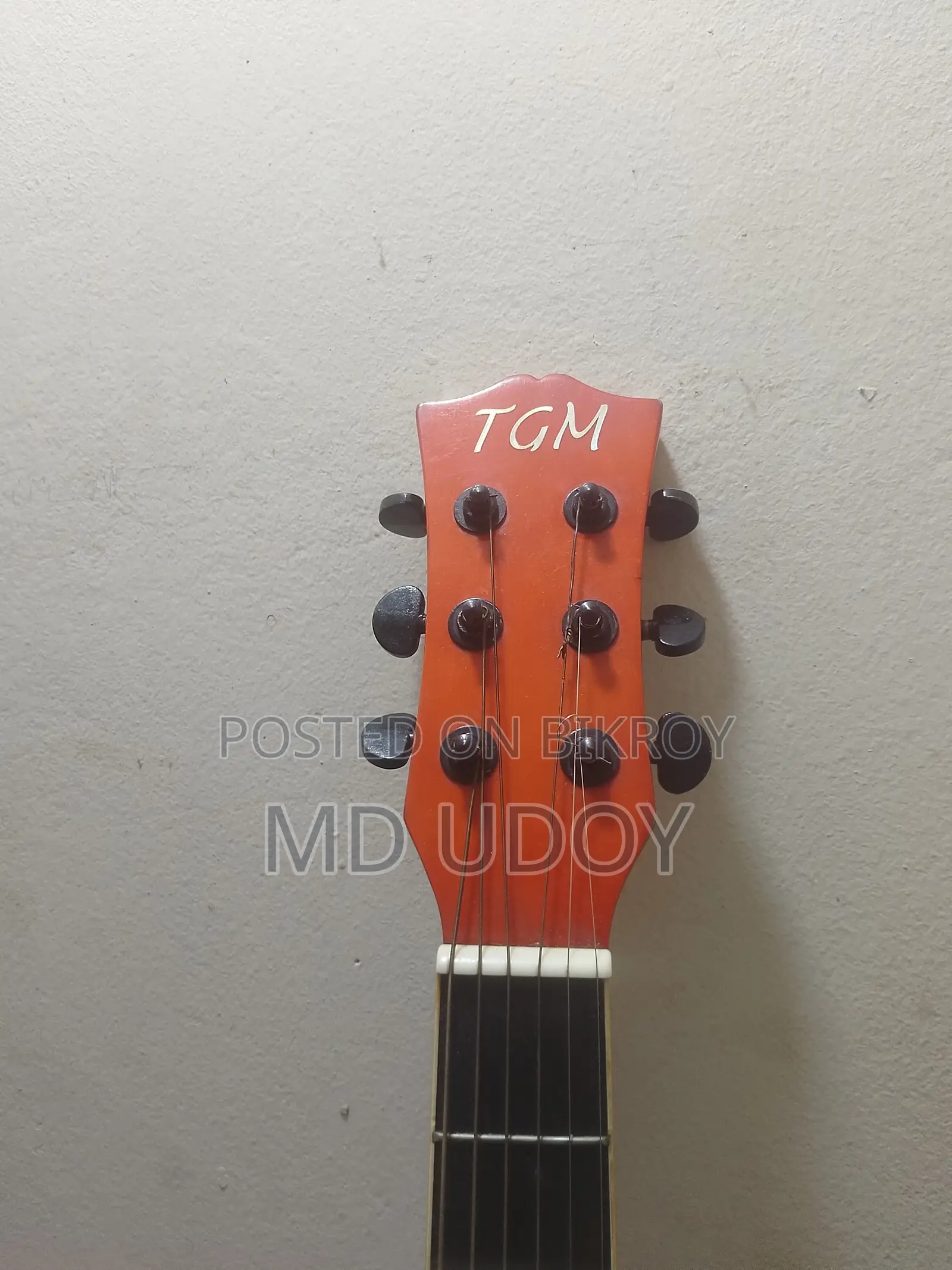 Assalamu Alaikum. It has been four months since I bought this guitar. There are no scratches on the guitar.