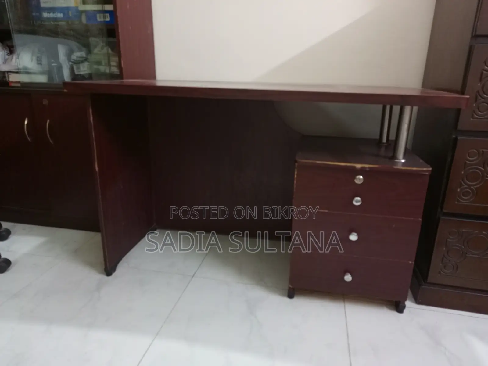 একটি পড়ার টেবিল সেল করতে চাই