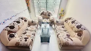 আরামদায়ক কুশনযুক্ত সোফা বিক্রয় করা হবে