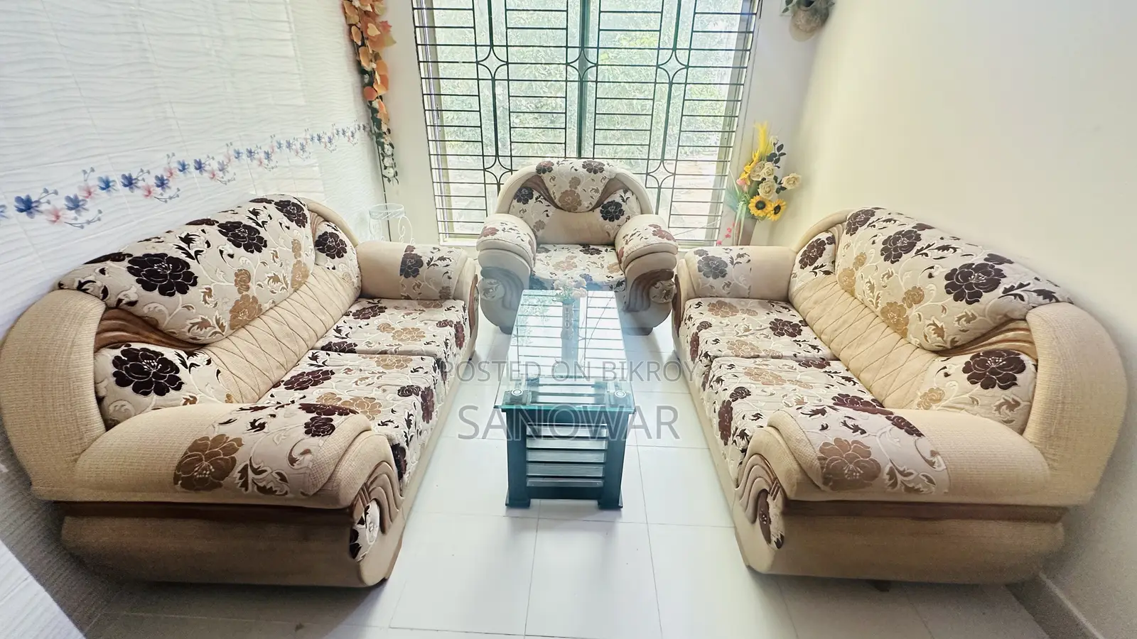 আরামদায়ক কুশনযুক্ত সোফা বিক্রয় করা হবে