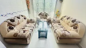 আরামদায়ক কুশনযুক্ত সোফা বিক্রয় করা হবে