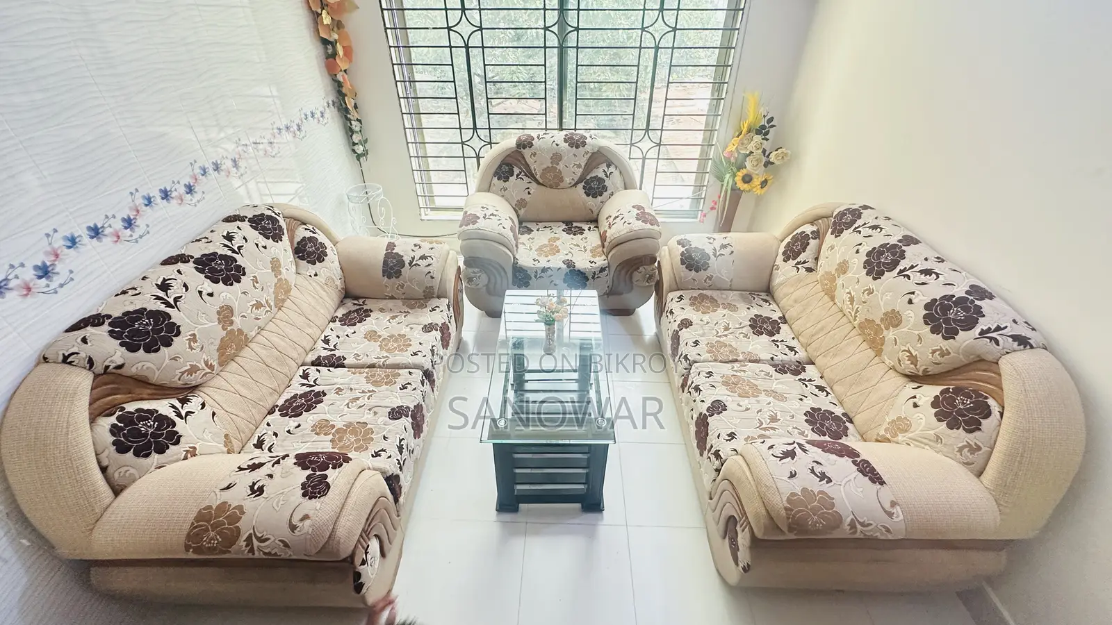 আরামদায়ক কুশনযুক্ত সোফা বিক্রয় করা হবে