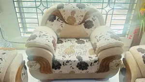 আরামদায়ক কুশনযুক্ত সোফা বিক্রয় করা হবে