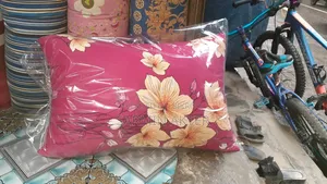 এটা একটি সাধারন বালিশ এটা সম্পূর্ণ অরিজিনাল শিমুল তুলার তৈরি