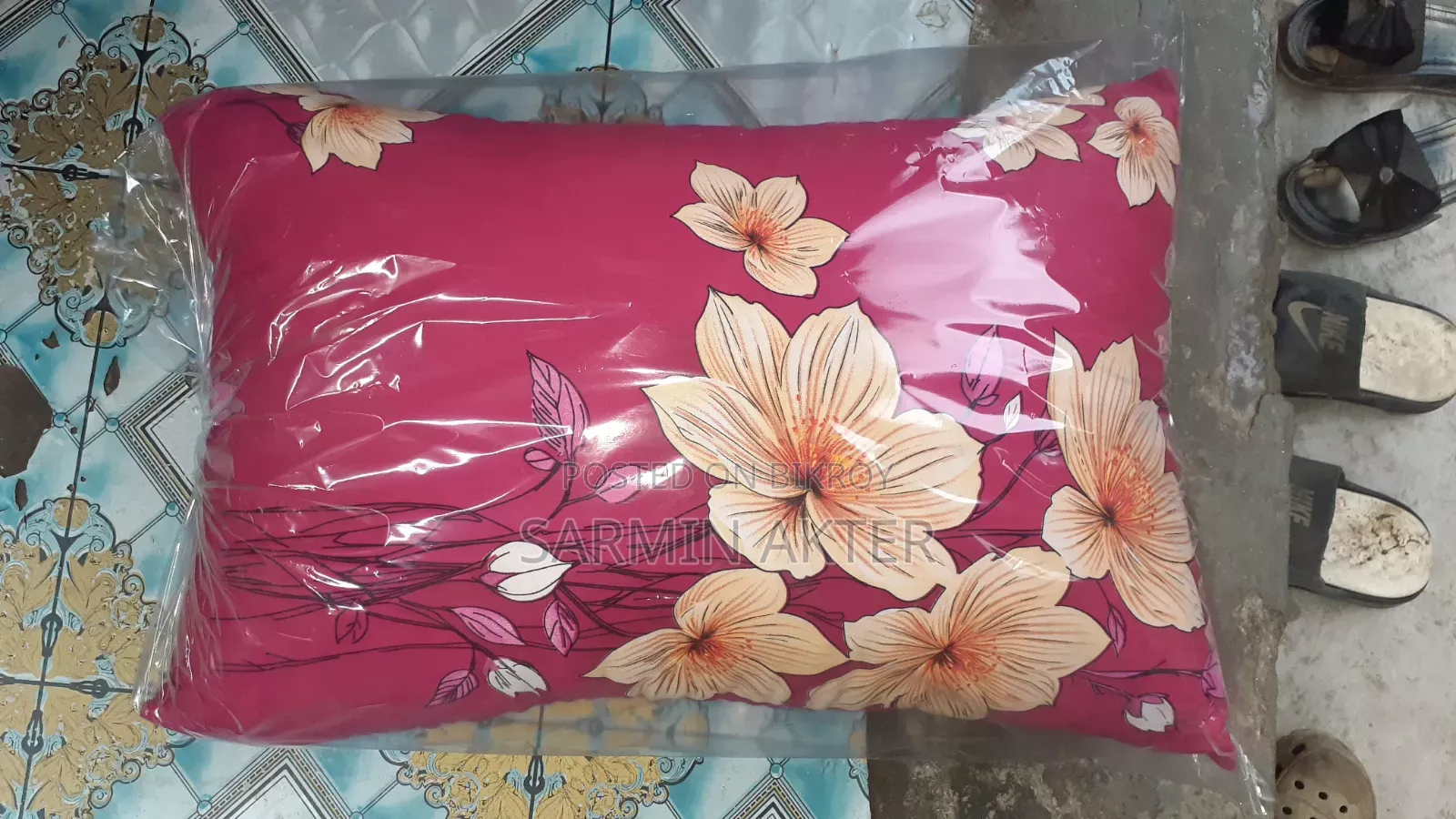 এটা একটি সাধারন বালিশ এটা সম্পূর্ণ অরিজিনাল শিমুল তুলার তৈরি