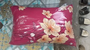 এটা একটি সাধারন বালিশ এটা সম্পূর্ণ অরিজিনাল শিমুল তুলার তৈরি