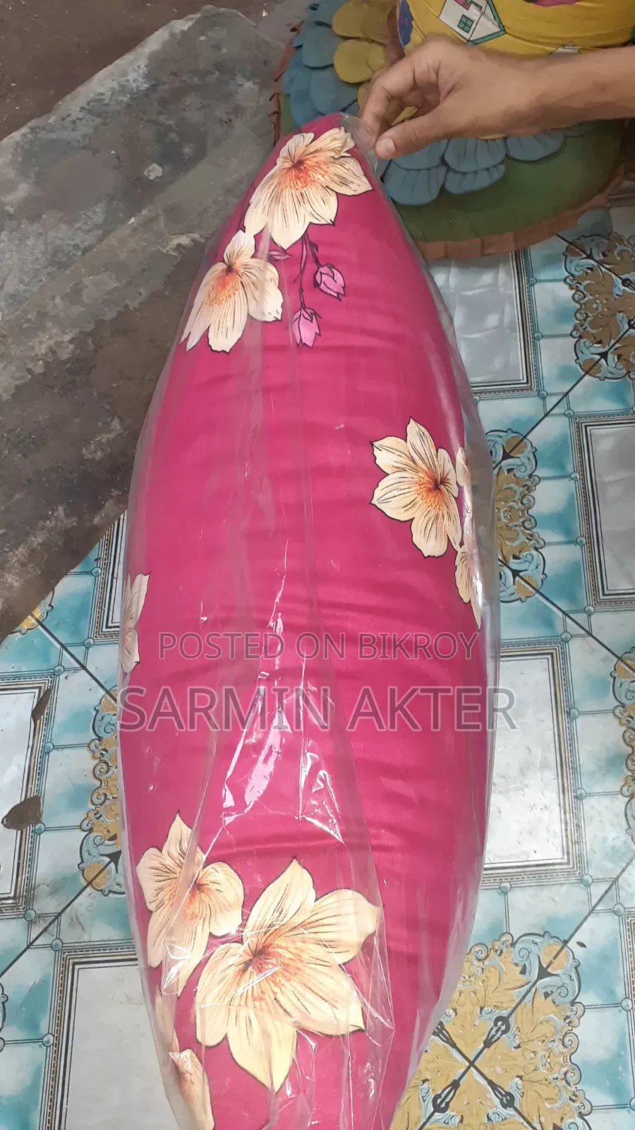 এটা একটি সাধারন বালিশ এটা সম্পূর্ণ অরিজিনাল শিমুল তুলার তৈরি