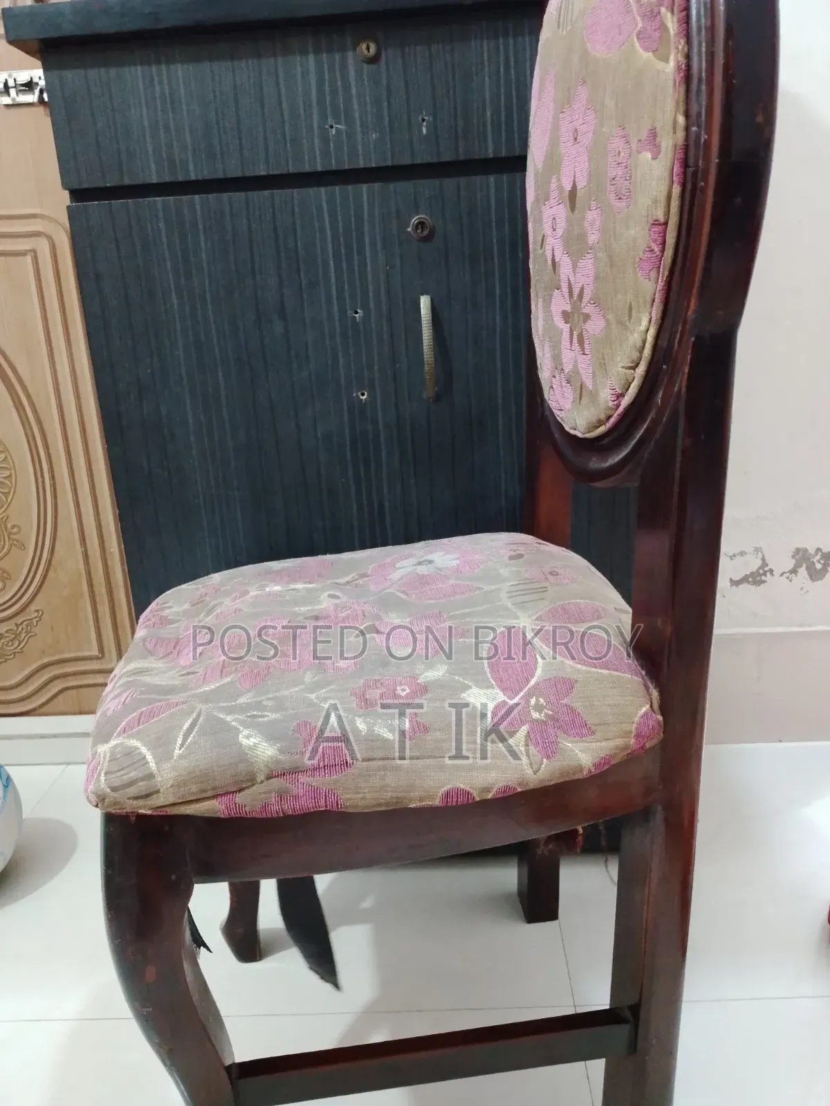 Good Condition Dining Chairs, 6 Piece. For Sale