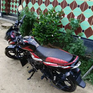 নতুন বাজাজ ডিসকভার ১২৫ ২০২৫ কালো