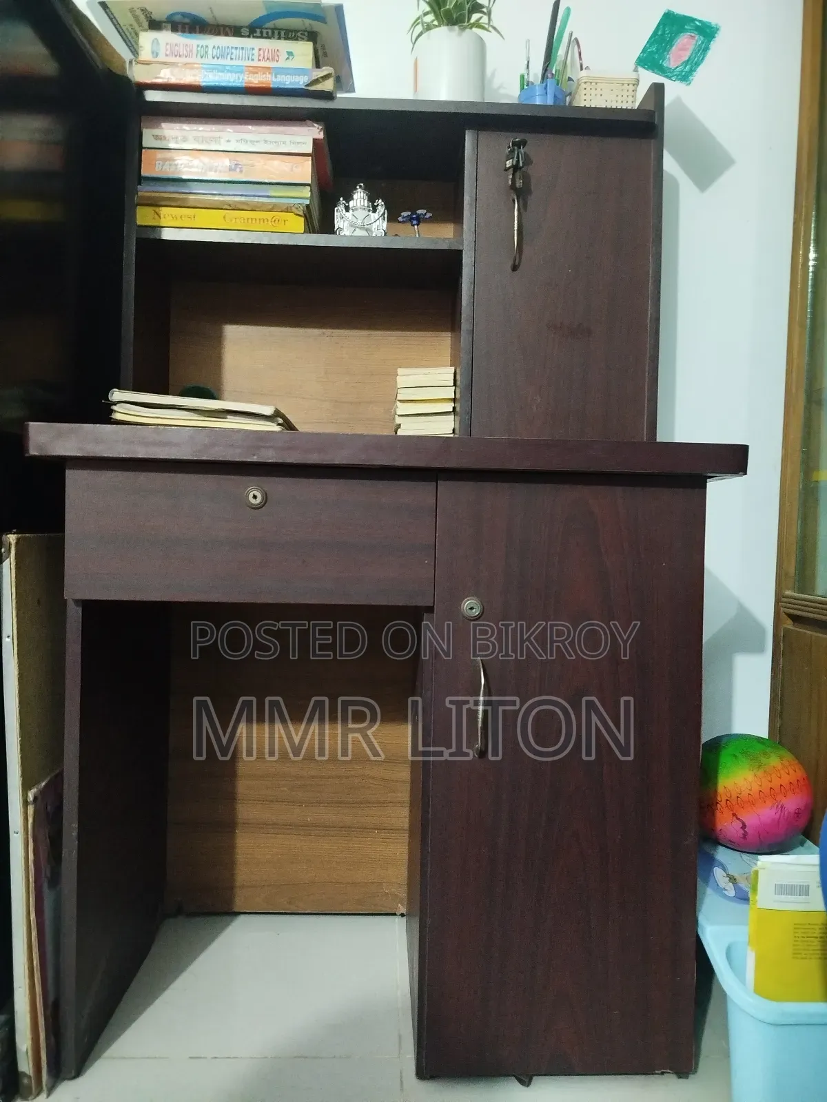 একটি রিডিং টেবিল ও একটি চেয়ার বিক্রয় করা হবে