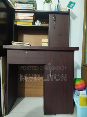 একটি রিডিং টেবিল ও একটি চেয়ার বিক্রয় করা হবে