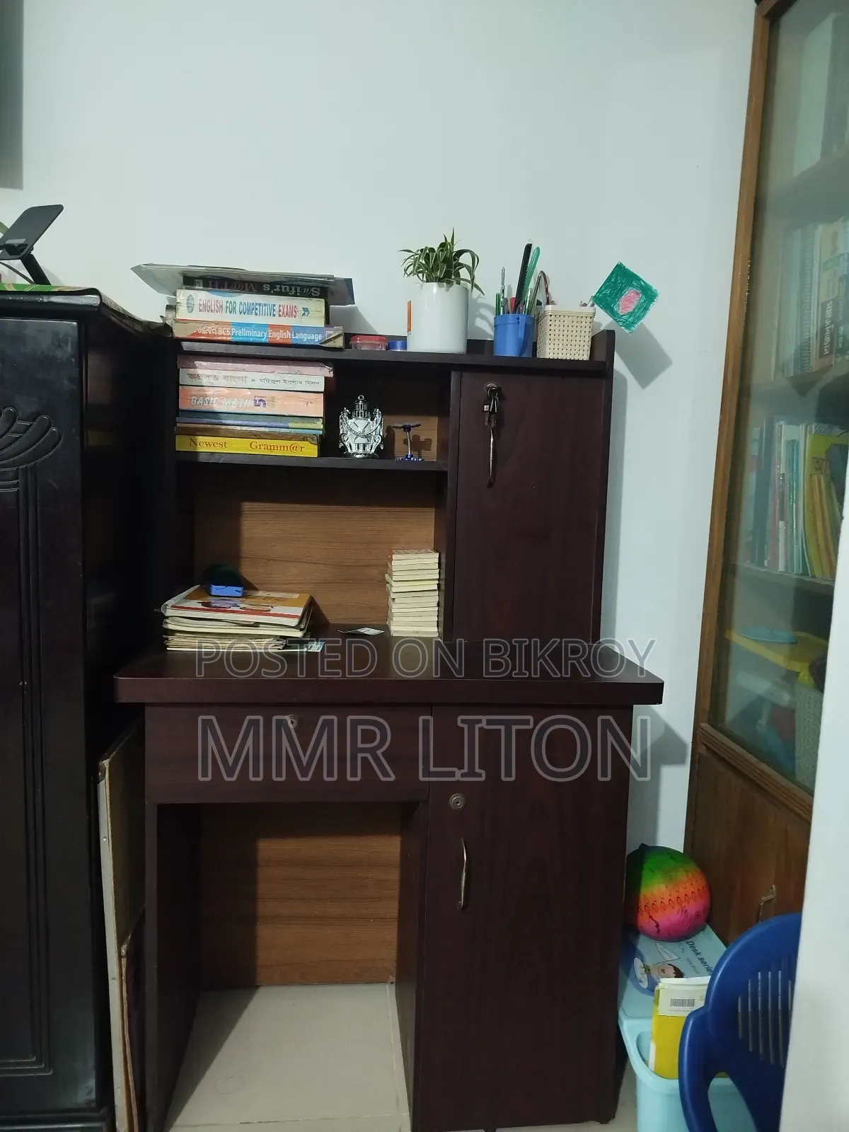 একটি রিডিং টেবিল ও একটি চেয়ার বিক্রয় করা হবে