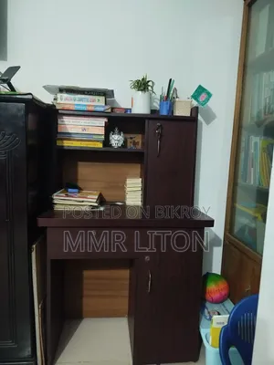 একটি রিডিং টেবিল ও একটি চেয়ার বিক্রয় করা হবে