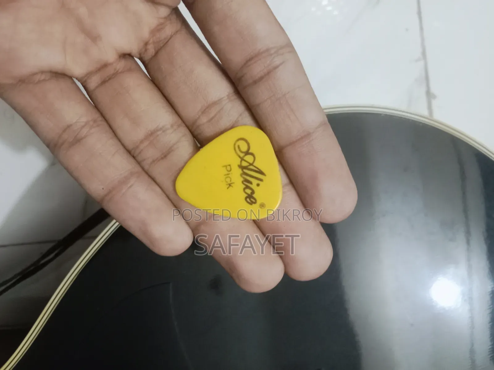 Zealux Acoustic Guitar Black (With Bag Pick)