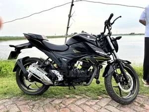 সুজুকি গিক্সার ২০২৫ কালো