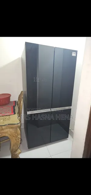 ফোর ডোরের হিটাচি ৬৩৮ লিটারের ফ্রিজ বিক্রি করা হবে।