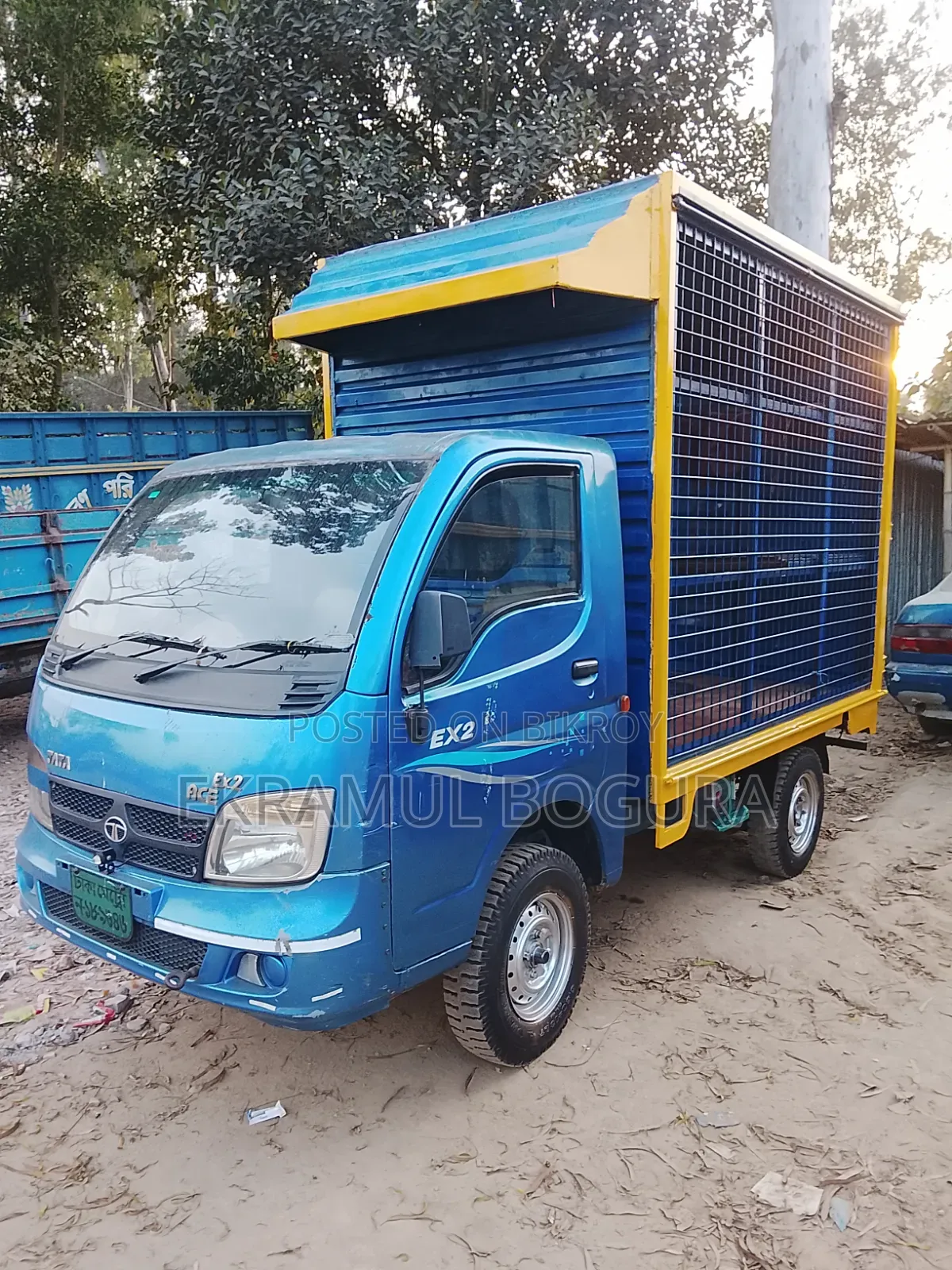 Running vehicle for transporting 1-day old chicks