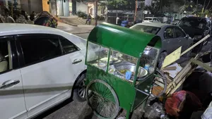 ফুচকা বেলপুরির গাড়ি
