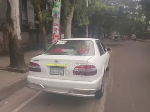 টয়োটা করোল্লা ২০০০ সাদা