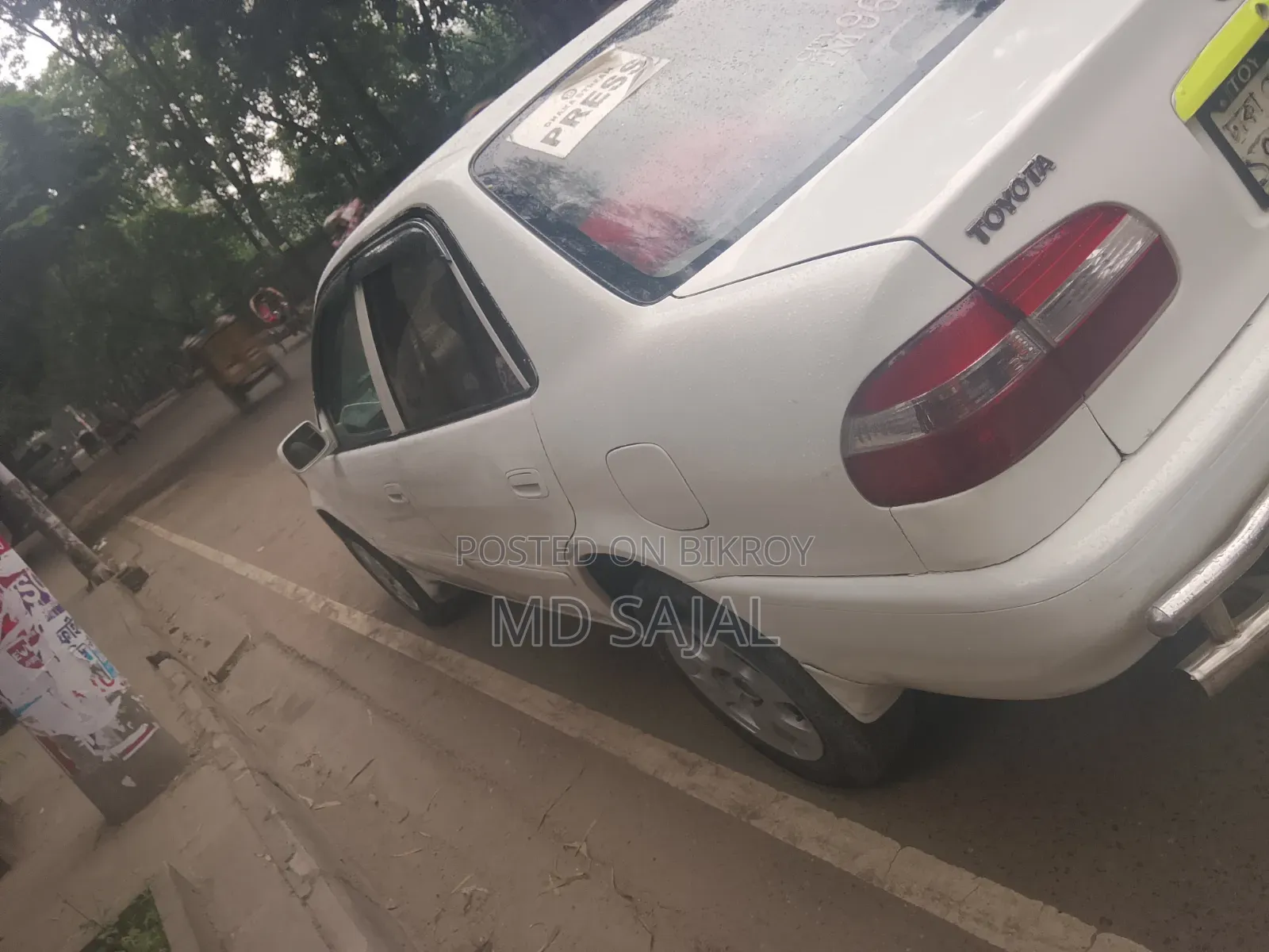 টয়োটা করোল্লা ২০০০ সাদা