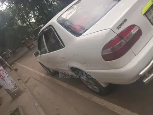 টয়োটা করোল্লা ২০০০ সাদা