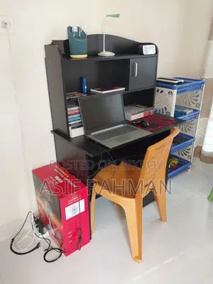 পড়ার টেবিল