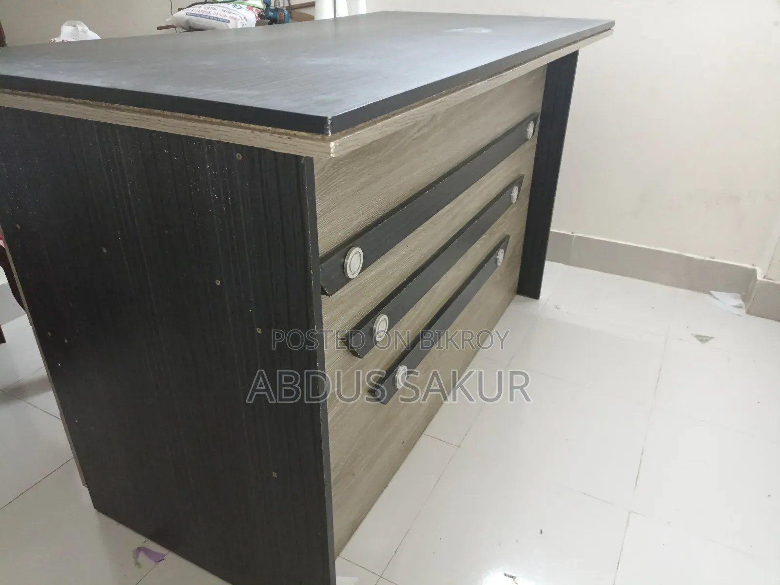 অফিস টেবিল
