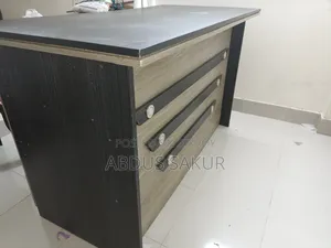 অফিস টেবিল