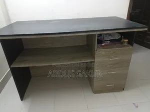 অফিস টেবিল