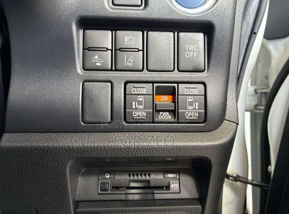 Toyota Voxy Hybrid ZS Kirameki III 2WD 7-Seater 2021 Pearl
