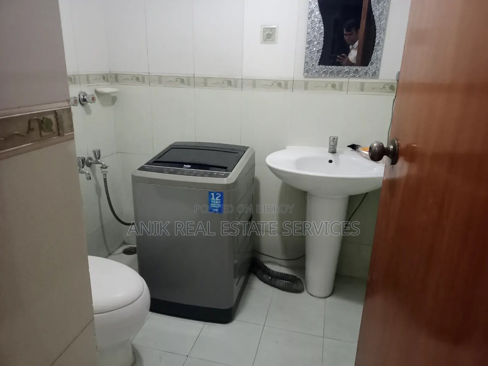 বানানীর অনিক রিয়েল এস্টেটে ৩ বেডরুমের অ্যাপার্টমেন্ট বিক্রয়
