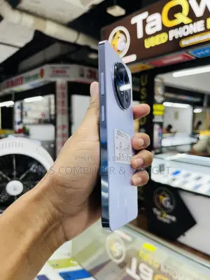 রিয়েলমি ১২+ ১২৮ জিবি